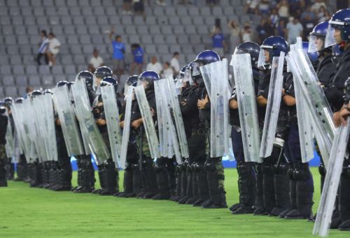 Στο νοσοκομείο ο ένας συλληφθέντας για τα επεισόδια, ισχυρίζεται πως τον χτύπησαν αστυνομικοί